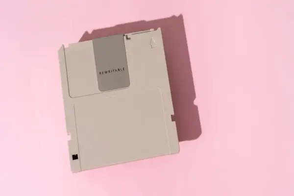 Ông bố đam mê công nghệ tạo ra hệ thống điều khiển TV thông minh cho phép trẻ nhỏ chọn chương trình bằng thiết bị lưu trữ huyền thoại này.